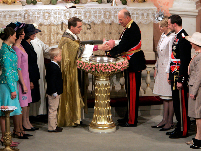 Kong Harald bar Prinsessen til dåpen. Foto: Tor Richardsen, NTB scanpix.
